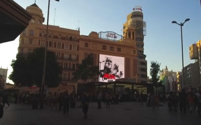 THE PREMIERE OF “BLADE RUNNER 2049” MOBS CALLAO WITH CELEBRITIES… AND A FEW “REPLICANTS”