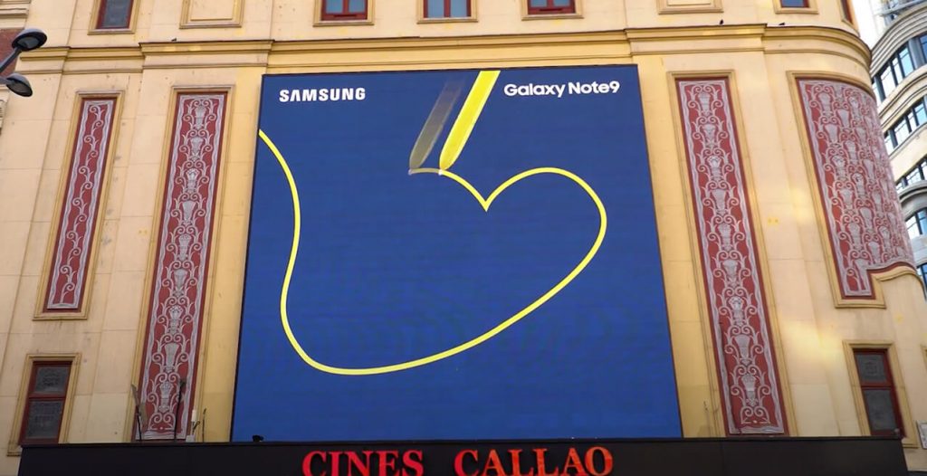SEVERAL "TRACEURS" TRAVEL CALLAO'S SCREENS TO ANNOUNCE THE LAUNCH OF SAMSUNG GALAXY S9