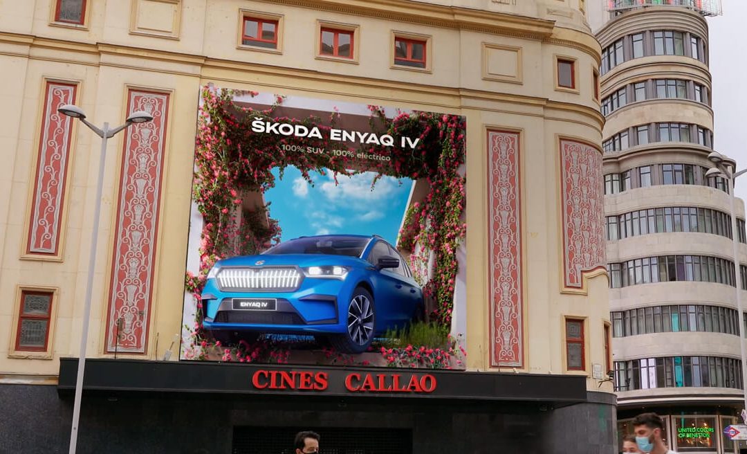 CALLAO CITY LIGHTS FLORECE AL PASO DEL NUEVO ŠKODA ENYAQ iV