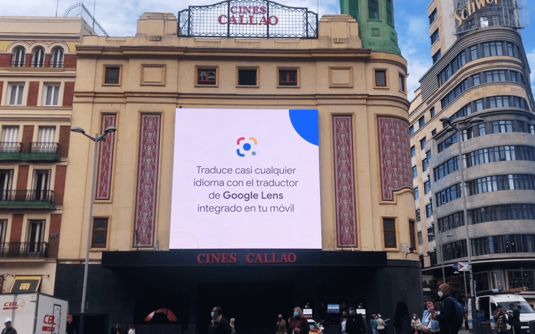 GOOGLE LENS INVITES THE PUBLIC TO TRANSLATE THE TEXTS THAT APPEAR ON THE SCREENS OF CALLAO CITY LIGHTS.