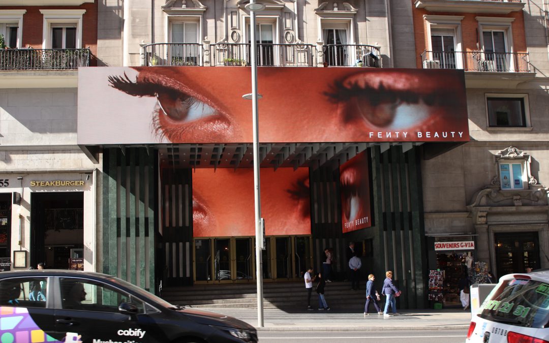 RIHANNA MUESTRA SU MIRADA MÁS SEDUCTORA EN CIRCUITO GRAN VÍA