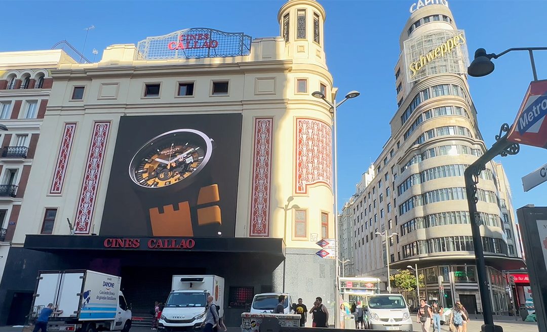 SWATCH LLENA DE COLOR LAS PANTALLAS DE CALLAO CITY LIGHTS