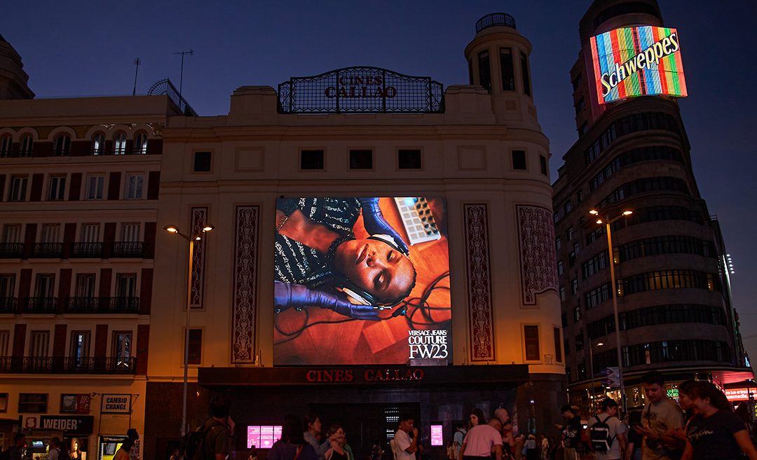 EL ESPÍRITU CREATIVO DE VERSACE JEANS COUTURE FW23 LLEGA A CALLAO CITY LIGHTS