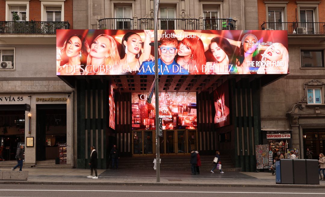 CHARLOTTE TILBURY ESTRENA CAMPAÑA DE NAVIDAD CON ELTON JOHN Y KATE MOSS EN CIRCUITO GRAN VÍA