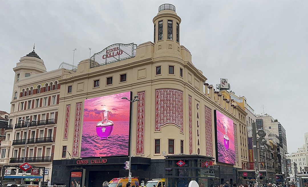 VERSACE TIÑE DE PÚRPURA LA PLAZA DEL CALLAO