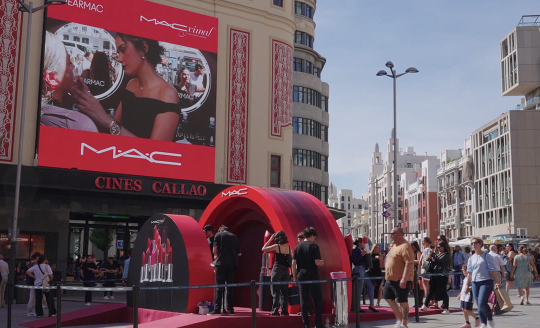 M·A·C TURNS CALLAO SQUARE INTO A MAKE-UP SET