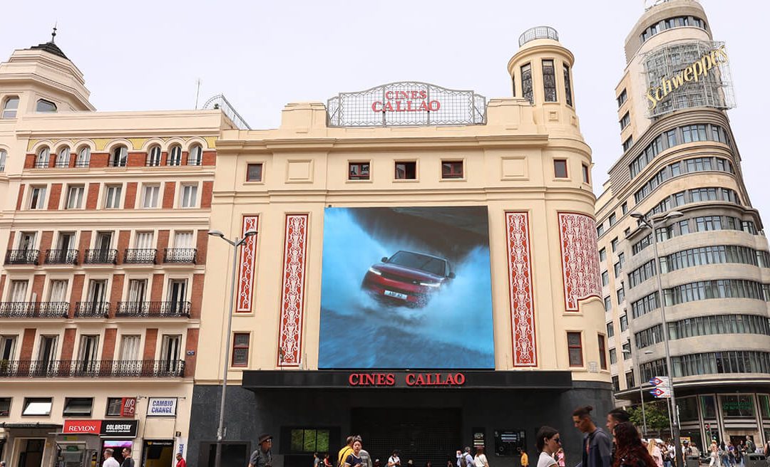 JESSICA HAWKINS TESTS NEW RANGE ROVER SPORT AT CALLAO CITY LIGHTS