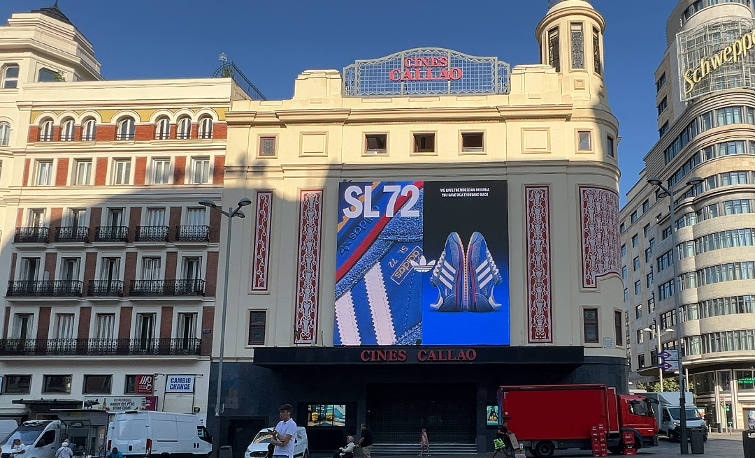 ADIDAS VUELVE A ELEGIR LAS PANTALLAS DE CALLAO PARA LANZAR 3 NUEVOS MODELOS DE LAS ADIDAS SL 72