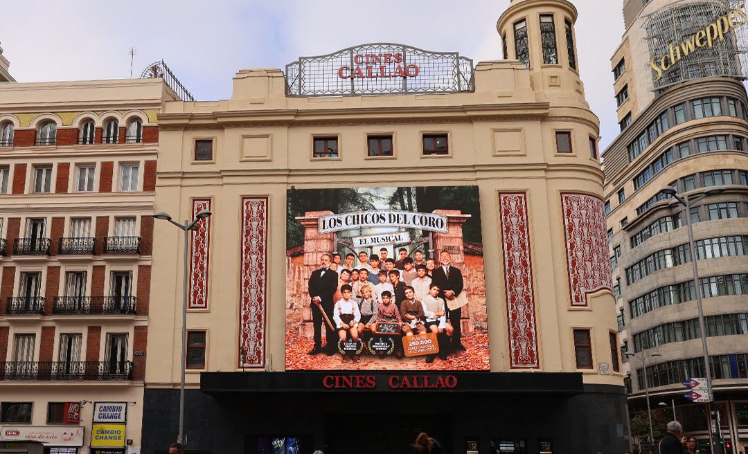 ‘LOS CHICOS DEL CORO’ LLENAN DE EMOCIÓN LAS PANTALLAS DE CALLAO CITY LIGHTS