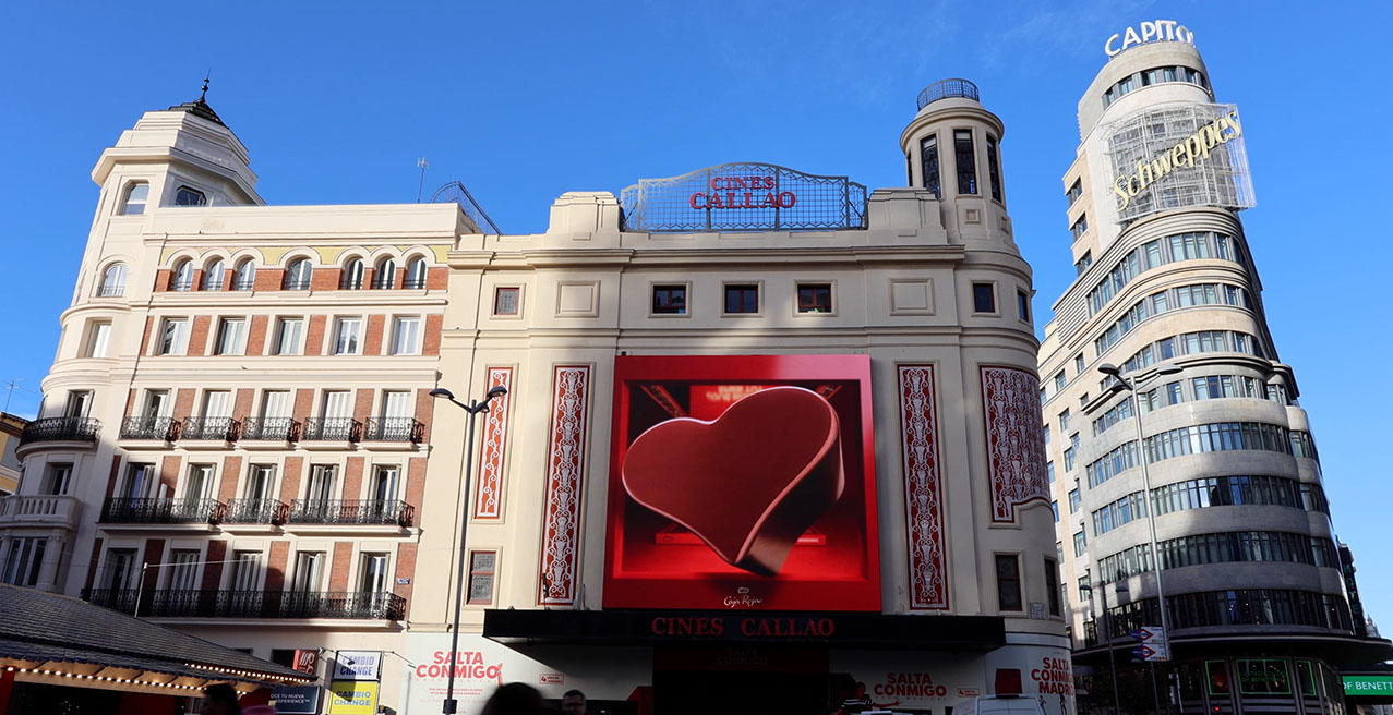 NESTLÉ CAJA ROJA DOOH MADRID CON SAMPLIA