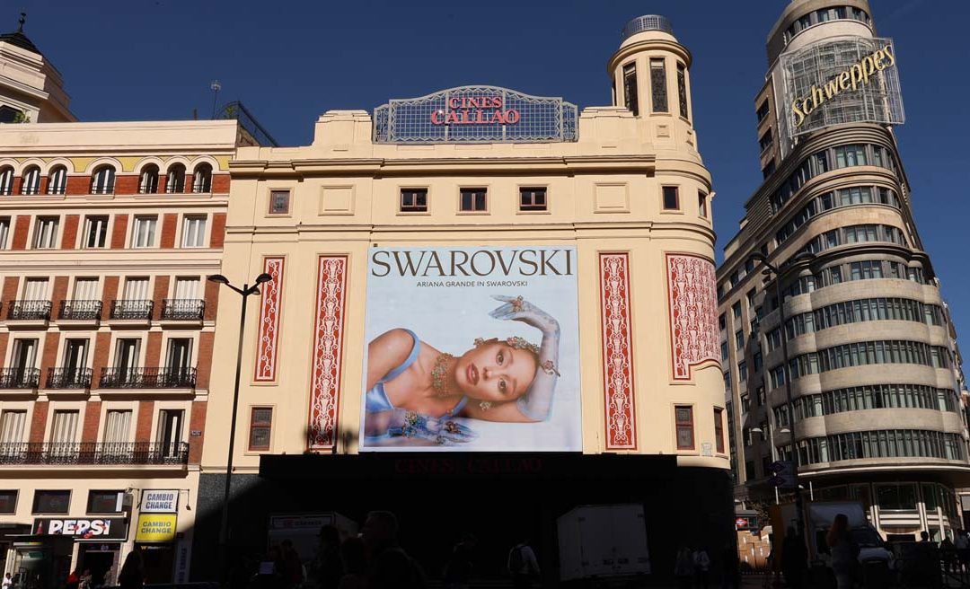 ARIANA GRANDE PRESENTS THE NEW SWAROVSKI AT CALLAO CITY LIGHTS