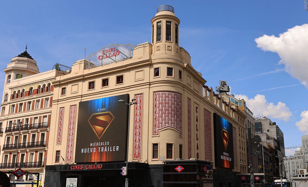 WARNER BROS LLEVA A SUPERMAN A LA PLAZA DEL CALLAO