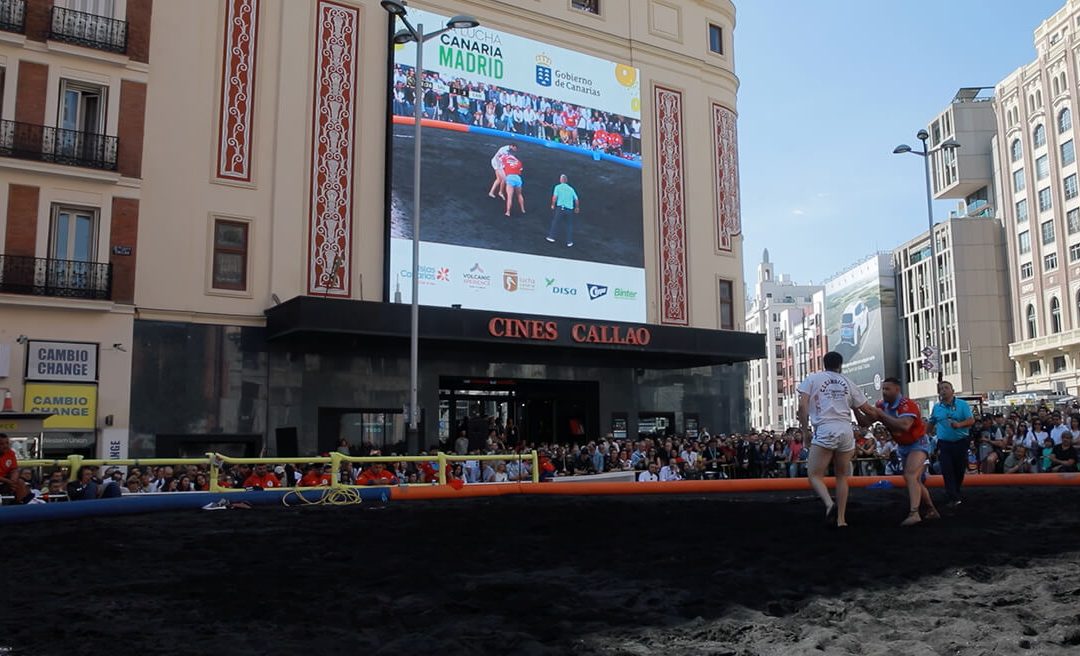 CALLAO CITY LIGHTS BROADCASTS LIVE THE FIRST OFFICIAL CANARIAN WRESTLING MATCH HELD ON THE PENINSULA