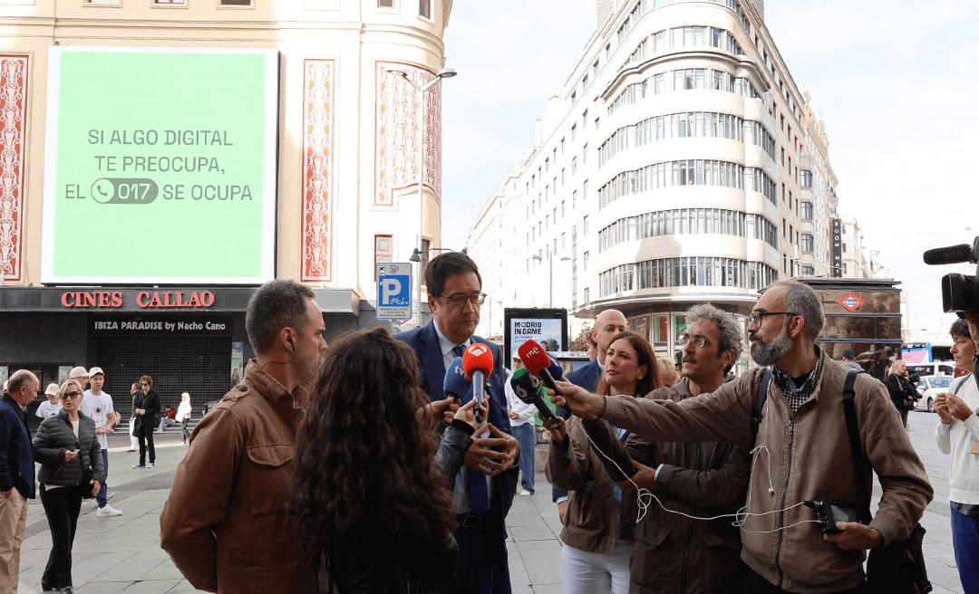EL GOBIERNO PRESENTA SU CAMPAÑA DEL SERVICIO DE AYUDA EN CIBERSEGURIDAD 017 EN CALLAO CITY LIGHTS