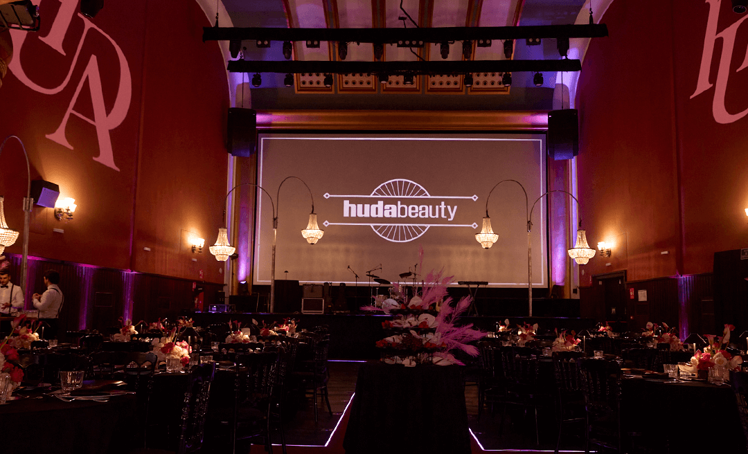 HUDA BEAUTY CONVIERTE CINES CALLAO EN UN EXCLUSIVO CABARET DE LOS AÑOS 20