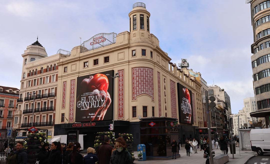 TURISMO DE ANDALUCÍA PROPONE UN PACTO A LOS TURISTAS, EN SU CAMPAÑA EXHIBIDA EN CALLAO CITY LIGHTS