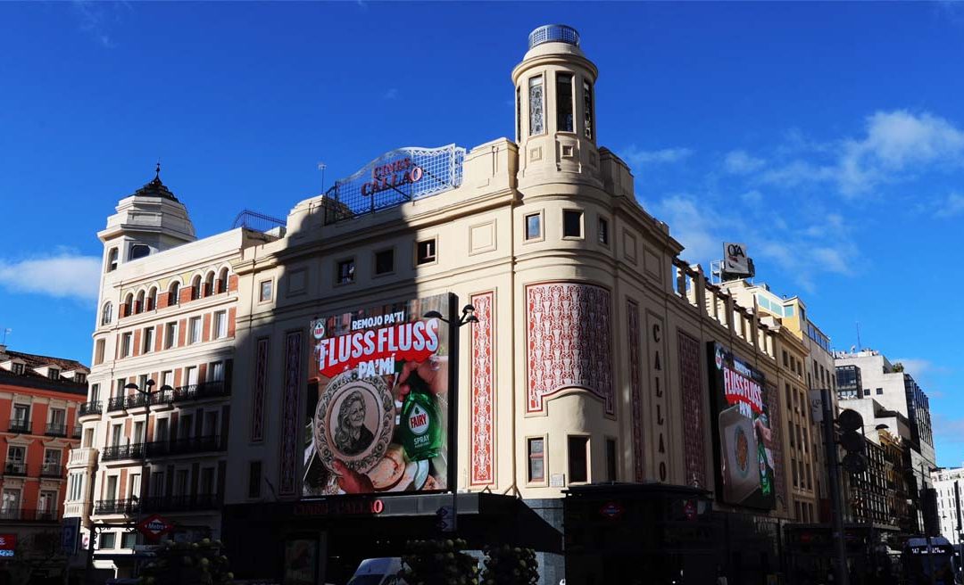 FAIRY SPRAY TIRA DE HUMOR EN SU NUEVA CAMPAÑA EXHIBIDA EN CALLAO