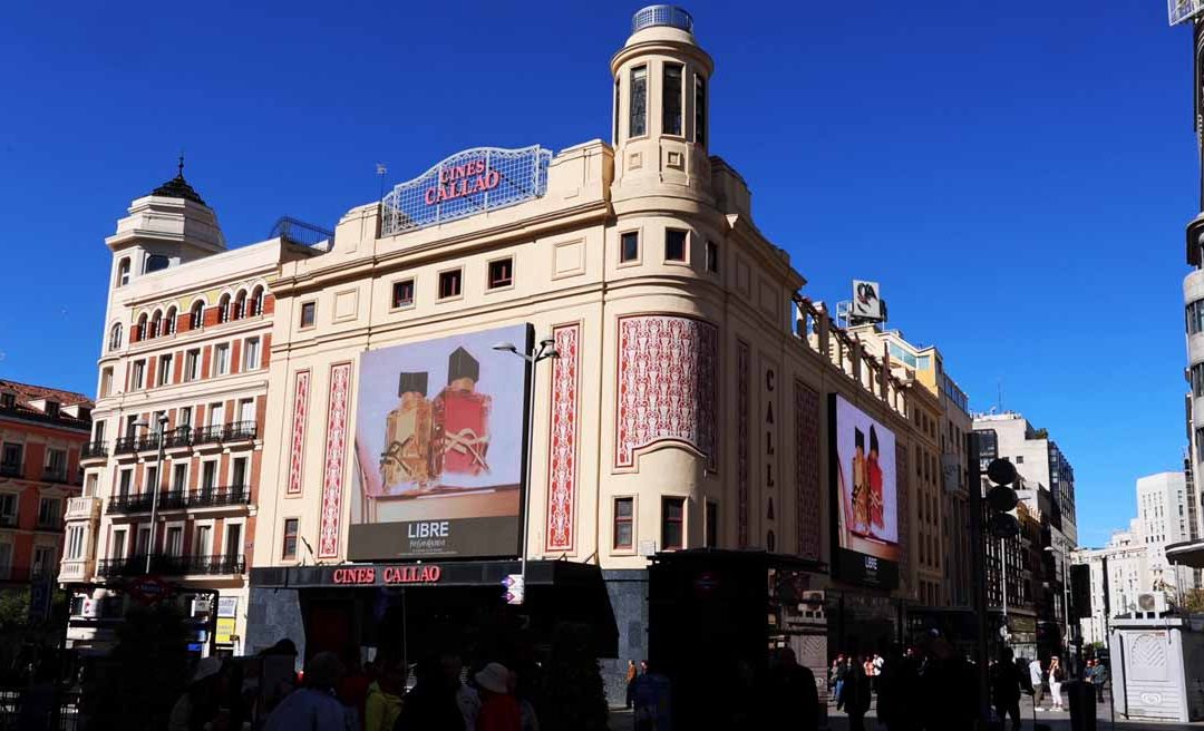 YSL Y DUA LIPA PRESENTAN LIBRE BERRY CRUSH EN CALLAO CITY LIGHTS