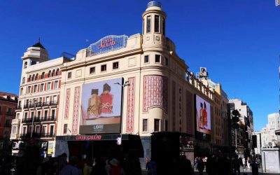 YSL Y DUA LIPA PRESENTAN LIBRE BERRY CRUSH EN CALLAO CITY LIGHTS
