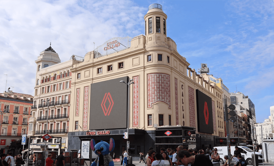 CALLAO CITY LIGHTS, THE SETTING FOR THE NEW RENAULT CLIO CAMPAIGN